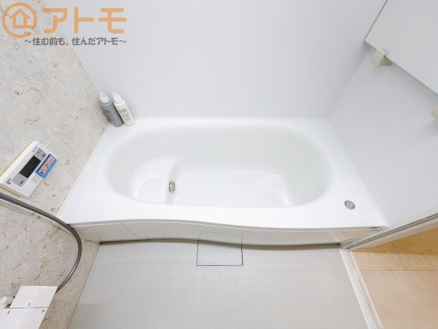 お子様やお年寄りが使いやすいだけでなく、半身浴にも便利なベンチタイプの湯舟です。お湯の節約にも！