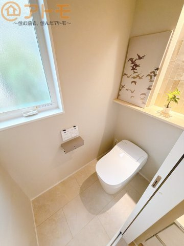 窓もあって換気もしっかりできる清潔感のあるトイレです♪