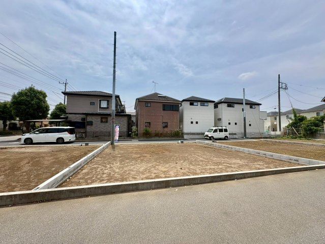 B区画　バス停から徒歩4分！閑静な住宅地！花田小学校まで徒歩2分(約160ｍ)お子様の通学は安心！スーパーマルサン越谷花田店徒歩5分(350ｍ)お買い物は近くて便利です！お気軽にお問い合わせください！