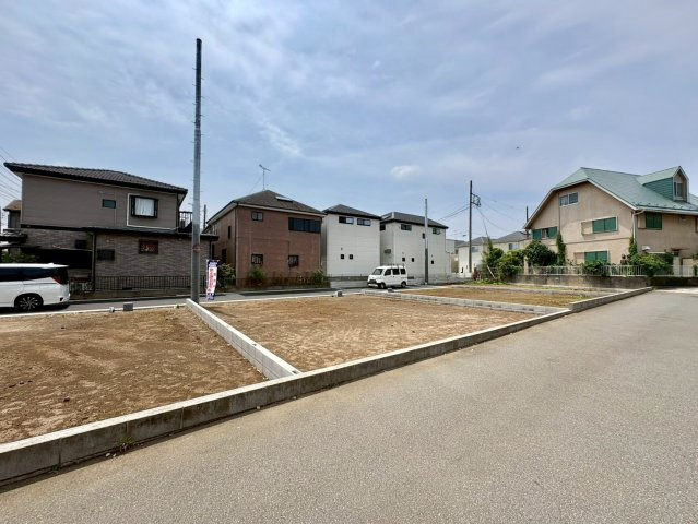 B区画　バス停から徒歩4分！閑静な住宅地！花田小学校まで徒歩2分(約160ｍ)お子様の通学は安心！スーパーマルサン越谷花田店徒歩5分(350ｍ)お買い物は近くて便利です！お気軽にお問い合わせください！