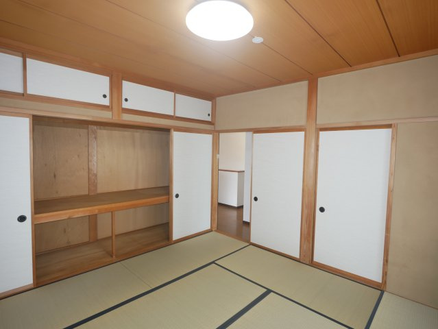 2階和室・収納豊富です♪