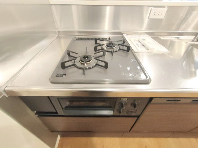 【2口コンロ】　2口コンロ、グリル付きでお料理のレパートリーも増えそうです。