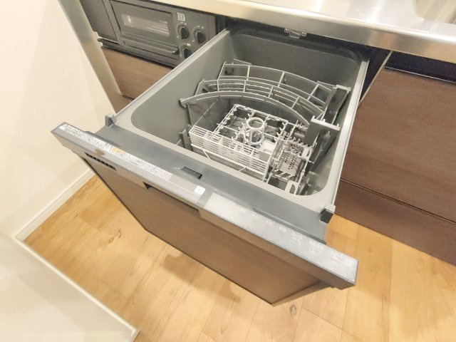 【食洗器】　手肌に優しく、家事の時短にもなる食洗機を完備。