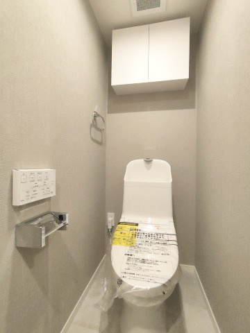【トイレ】　洗浄機能付きトイレ。上部には収納付で、トイレットペーパー等、買い置きもしやすそうです。
