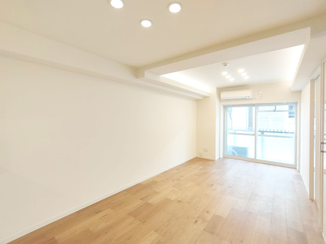 【LDK約14.0帖】　開放感と日当たりの良さに恵まれた爽快なリビング空間。誰にも邪魔されないプライベート感を感じられます。
