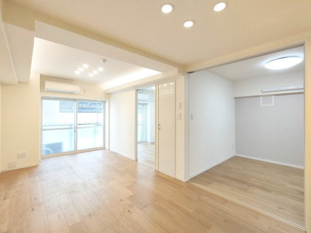 【LDK約14.0帖】　家族が集い、笑い、遊び、読書をして、そして日向ぼっこをしながら過ごす広く開放的な自遊空間。