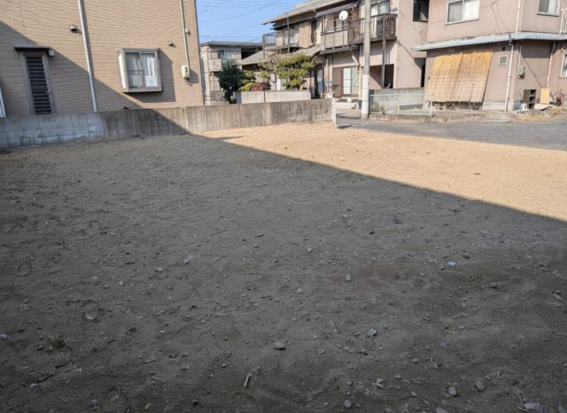 約49坪の整形地で、敷地全体を見渡せるため建物配置のイメージがしやすい土地です。更地のため解体費用が不要で、建築計画後すぐに着工可能。中心部に近い立地ながら、落ち着いた住環境が保たれています。