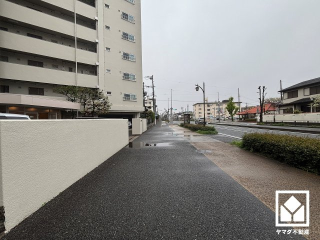 「KOHYO甲子園」まで徒歩3分、「セブンイレブン西宮上甲子園店」まで徒歩5分、「ウエルシア西宮上甲子園店」まで徒歩6分など、お買い物施設が徒歩圏内に複数あり便利な住環境です。
