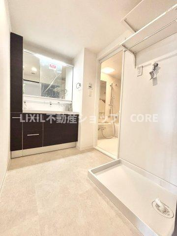 落ち着いた空間を演出するカラーと、ゆったり落ち着いてお使い頂ける広さが魅力のパウダールーム。