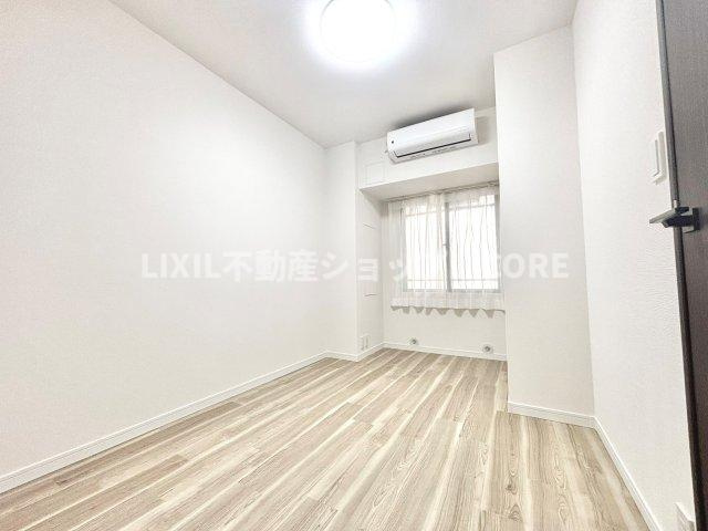 床材や建具は家具にも合わせやすい落ち着いた色合いになっております。