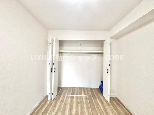 普段着やスーツはもちろんのこと、コート類などもしっかり掛けられます。