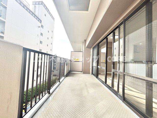 南西に大きく面したバルコニーは太陽の温かな温もりをめいいっぱい受け止めてくれます。