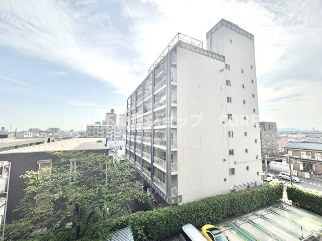 気持ちのいい空が見渡せる広いバルコニー。通風・採光にも優れ、心地よい光と風があふれています。