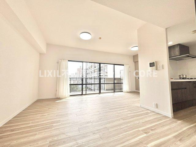 光と風が溢れる開放的なリビングダイニングには自然と家族みんなが集まってきます。