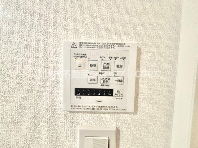 浴室乾燥暖房付のバスルーム。天気や時間を気にせずに、いつでも洗濯物を乾かせます。