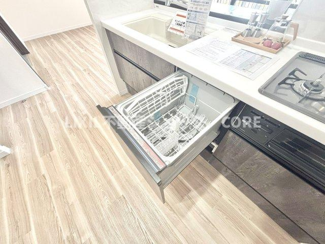 食器洗乾燥機付きで家族の食器もピカピカ。忙しい奥様には欠かせないアイテムのひとつ！！