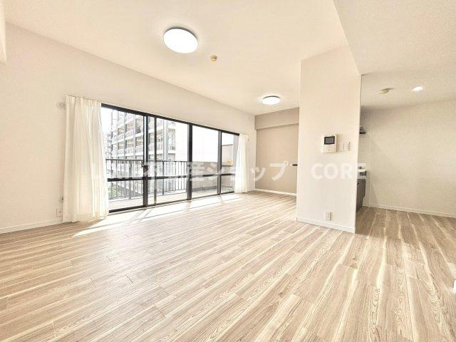 家族の一体感を感じられる広々としたリビングスペース。家族の笑い声が今にも目に浮かびそう。