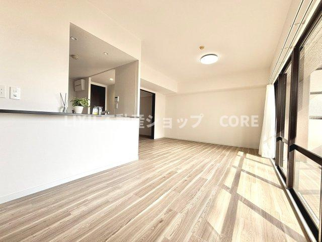 窓からの日差しがリビングの隅々までしっかりと届きます。