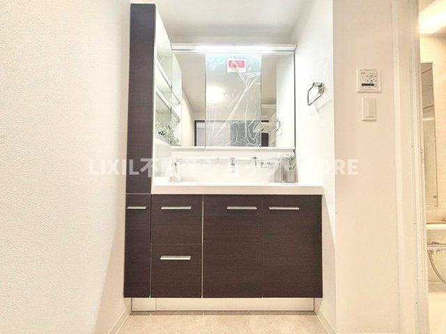 3面鏡で髪のセットやお化粧もストレスなくこなせ、朝から気分良く通勤通学に向かえそうですね！