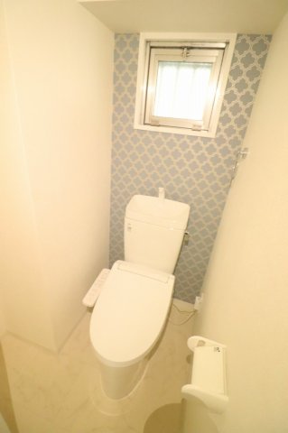窓付きのトイレは自然換気ができ快適な空間。
