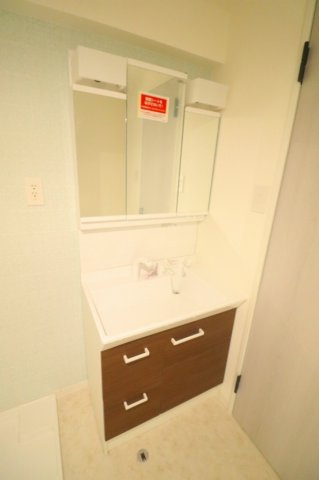 シャワー付き洗面化粧台を採用し、身支度からお手入れまで快適。暮らしやすさを高める便利な設備です。