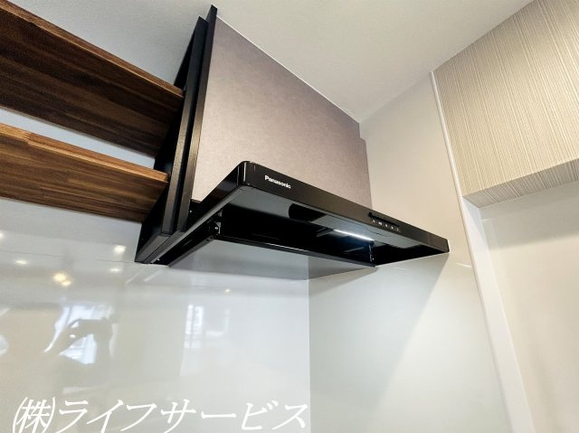 キッチンレンジフード／オープン収納棚あり！