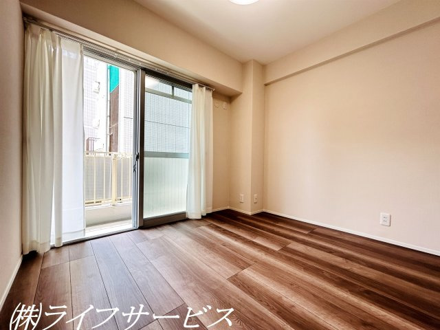 バルコニー側洋室約4帖／南向きのバルコニーに面した洋室はクローゼットと収納棚あり！