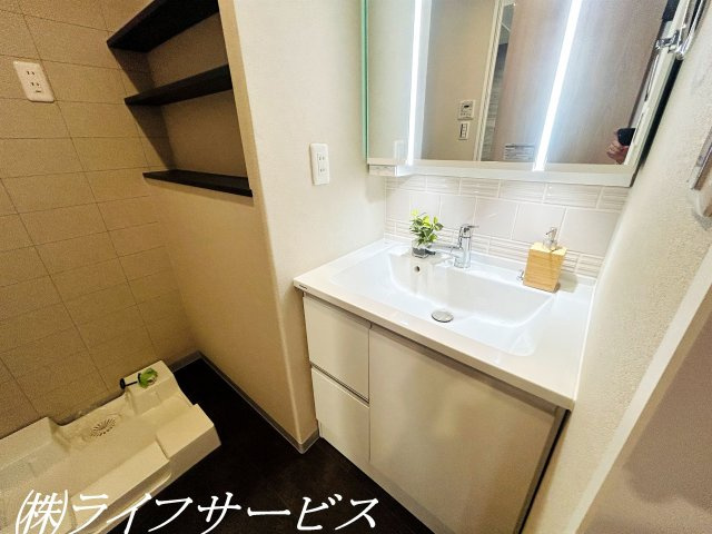 三面鏡シャワー付洗面化粧台