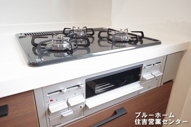 お料理が楽しくなる3口コンロ・グリル付き！