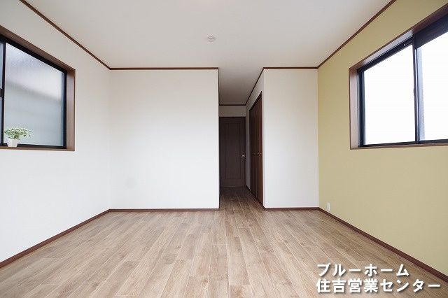 約9.5帖の洋室です！お部屋には収納や窓があります！