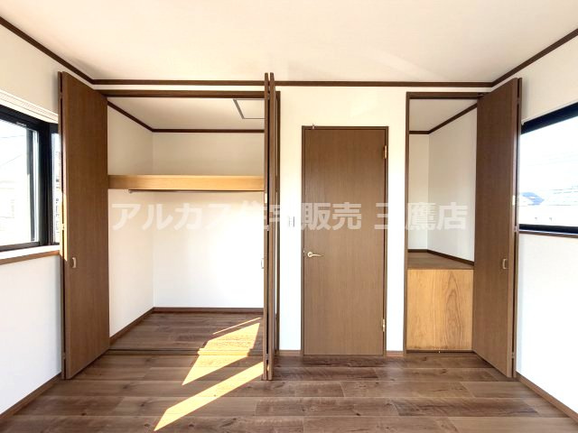 衣類を掛けられるハンガーパイプや棚を備え、空間を有効活用できる壁面収納。