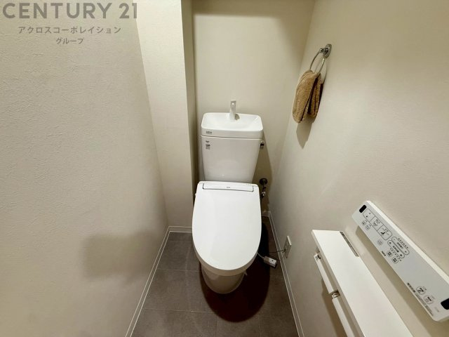 温水洗浄便座付トイレは温水洗浄機能により、暖かい水でおしりを洗浄することができ、冷たい水を使う従来の便座に比べ、温水洗浄機能で暖かいトイレを提供し、快適な使用を可能にします。