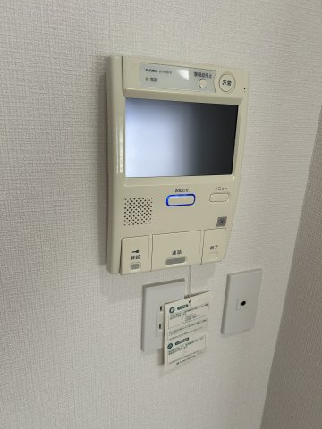玄関のドアを開けることなく来客の顔や声を確認できるので安心して対応できますね。