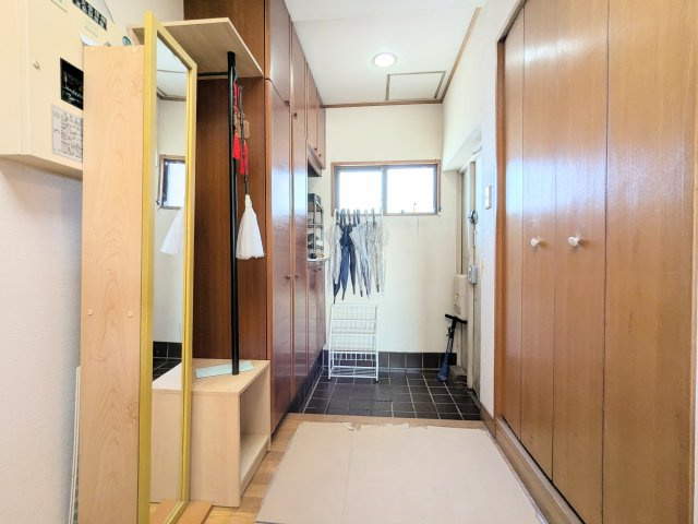 ～豊富な収納付き玄関写真～