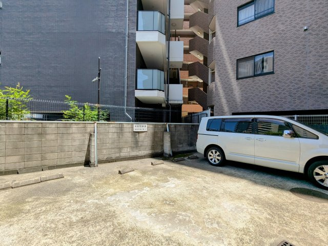 ～敷地内駐車場　写真～