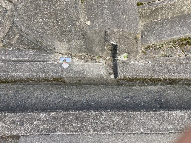 前面に側溝が整備され、排水環境も良好な土地です。しっかりとした擁壁構造で安心感があり、基礎工事の計画も立てやすい形状。見晴らしの良い立地で、採光・通風ともに快適な住まいづくりが可能です。