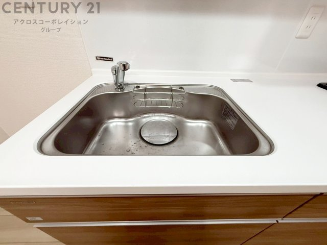 大きなシンクでお鍋などの大きな調理器具を洗う際にも便利です。