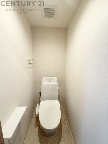 温水洗浄便座付トイレは温水洗浄機能により、暖かい水でおしりを洗浄することができ、冷たい水を使う従来の便座に比べ、温水洗浄機能で暖かいトイレを提供し、快適な使用を可能にします。