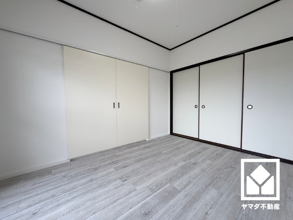 バルコニーにつながるお部屋で、通風・陽当たり良好。