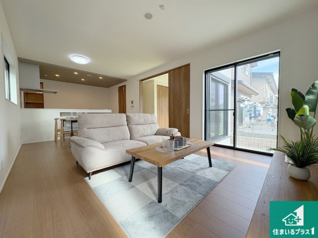 日当たり良好の明るいリビングで朝の目覚めもスッキリできそう！対面キッチンでご家族のコミュニケーションも自然と増える設計！小さなお子様が遊ぶスペースを作っても広々とくつろげるLDK！