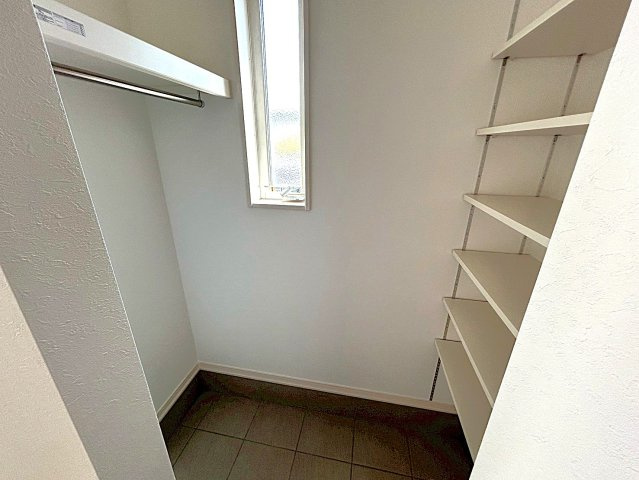 【久喜市菖蒲町菖蒲　9号棟◆土間収納】ハンガーパイプと可動式の棚もあるので収納には困りません。　