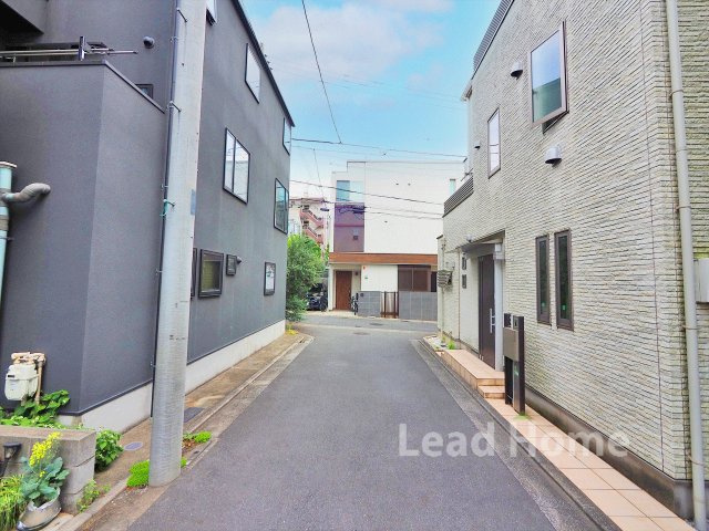 静かで過ごしやすい街並みが広がっており、落ち着いた環境で日々の生活を快適に送れます♪