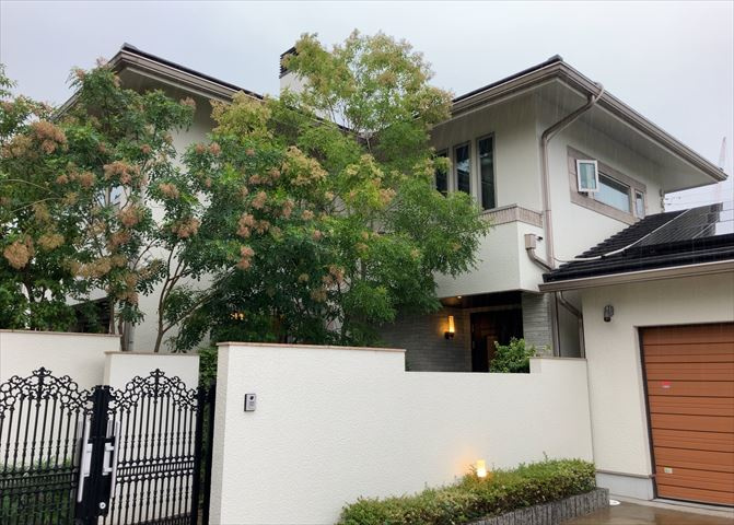 床下換気口は、床下に湿気がこもることを防ぎ、効果的に換気を行うために設置されています。床下換気口が設置されていない建物は、基礎パッキング工法などにより換気を行なっています。詳細は現地でご確認ください。