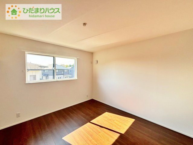 広めの主寝室は、ベッドの他にもパソコンデスクやドレッサーなども置けちゃいます(*^-^*)