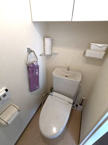 ペーパーなどを収納できる戸棚があってとても便利です