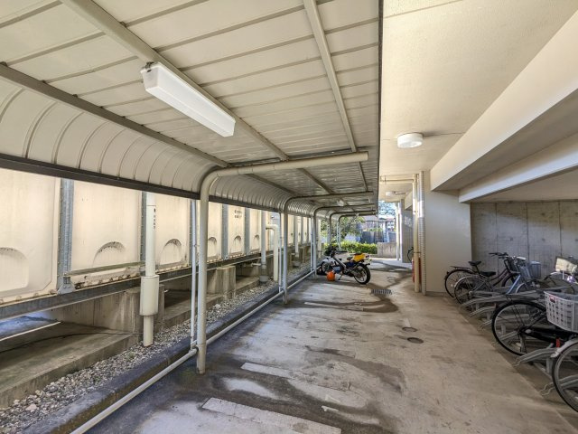 自転車とバイクの駐輪スペースです