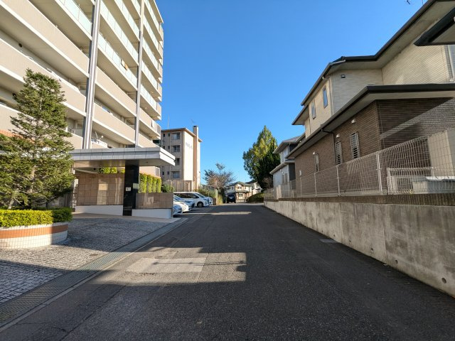 マンションの前の道路。幅員6メートルです。