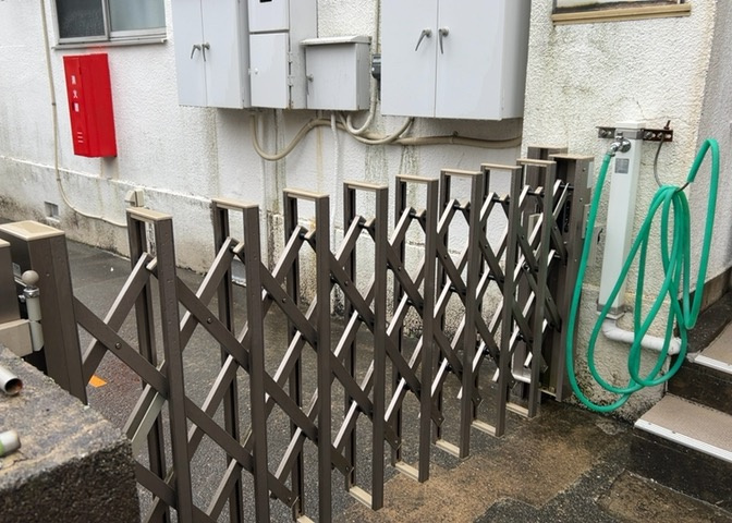 中庭（パティオ）とは、一つの建築物の内部に設けられた、壁などで囲われている庭のことを指します。コの字型、ロの字型が主流ですが、L字型の中庭もあります。最近では、インテリア性の高さからも人気があります。