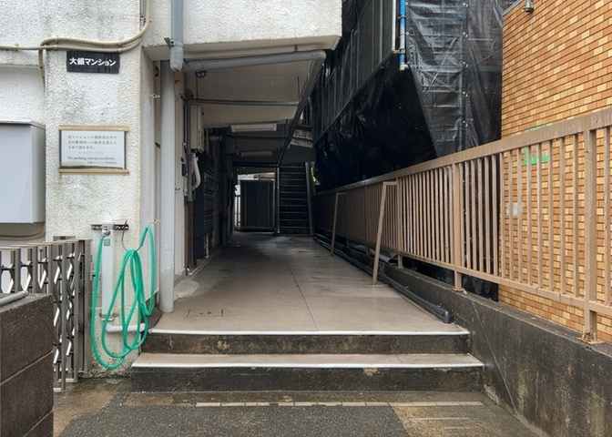 ラウンジは、マンションの共用スペースに椅子やテーブルなどを配置した利用者が寛げる空間です。屋内型ラウンジと屋外型ラウンジがあります。共用部分の管理状況と合わせて、詳細については現地でご確認ください。