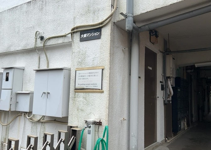 受付はマンションコンシェルジュがいる場合もあれば、管理人が滞在する小部屋を総称して呼ぶことがあります。主にエントランスに設置されていることから、防犯面でも期待ができます。防犯設備がない場合はより安心！